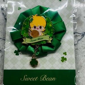 Sweet Bean Green Clover Ribbon Brooch